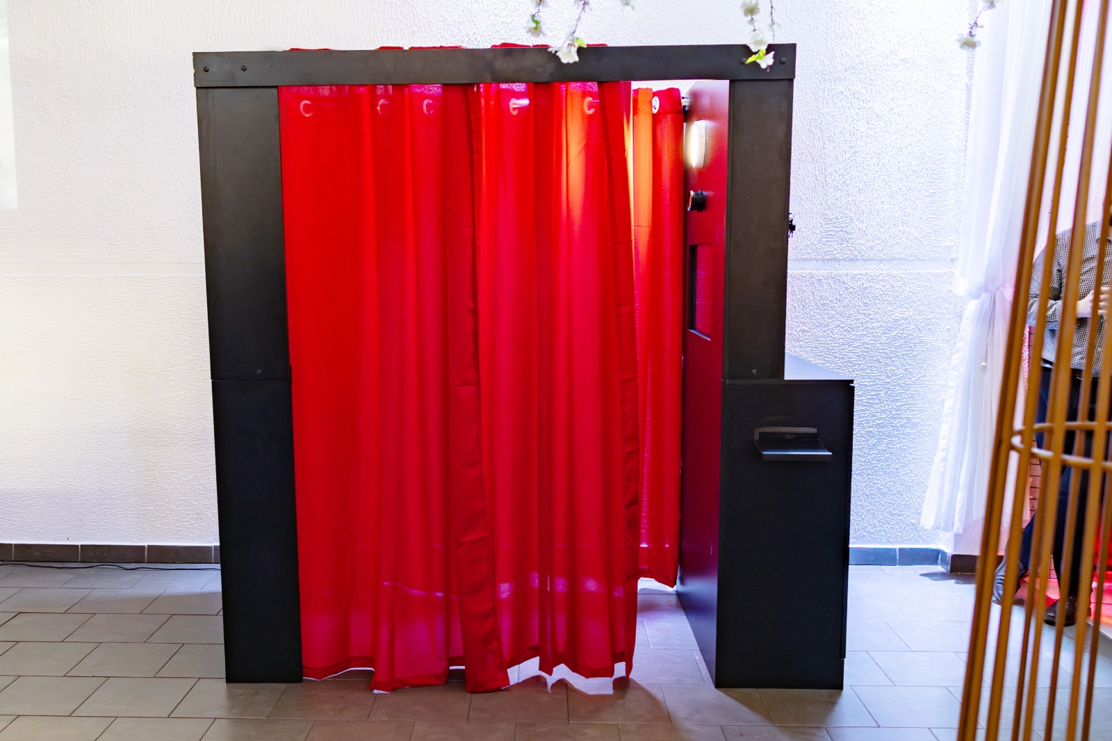 Cabine fotográfica montada em festa de casamento com projeção