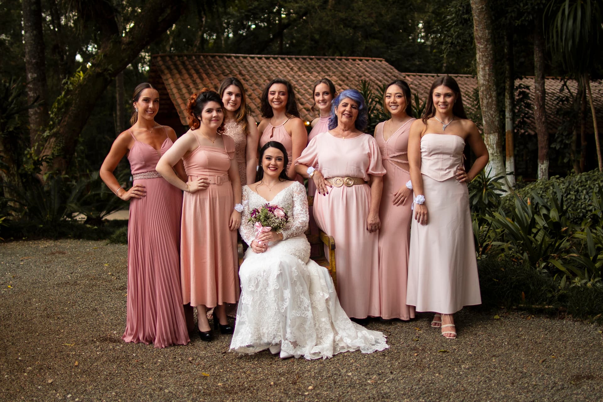 Noiva com madrinhas em foto de grupo no casamento