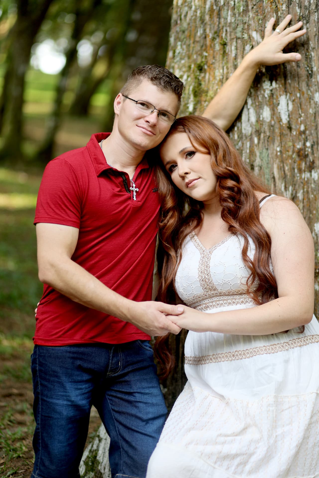 Casal apoiado em árvore durante ensaio pré-wedding